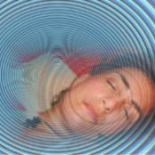 Selbsthypnose lernen Eine Person in Ruhe, umgeben von einem spiralförmigen, wirbelnden Muster.