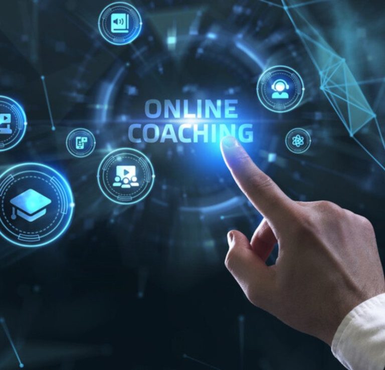 Finger berührt einen digitalen Bildschirm mit Symbolen für Online-Coaching.