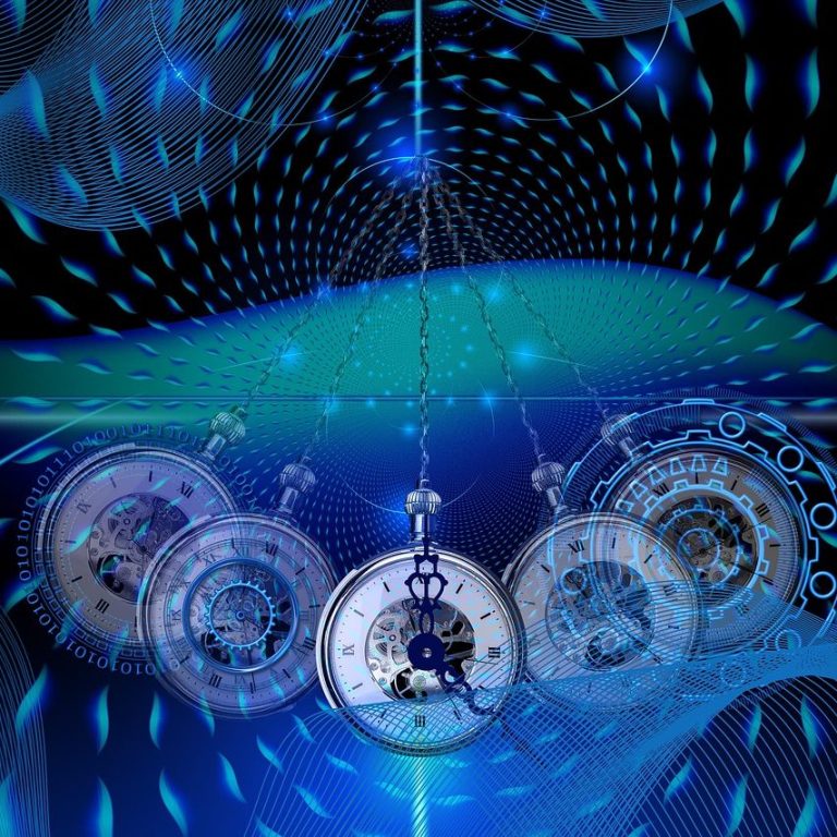 Fünf pendelnde Uhren schweben in einem blauen, spiralförmigen Hintergrund.