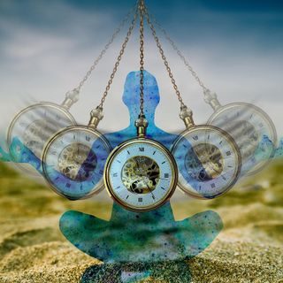 Eine schwebende, meditative Figur mit Pendeluhren im Hintergrund auf sandigem Untergrund.